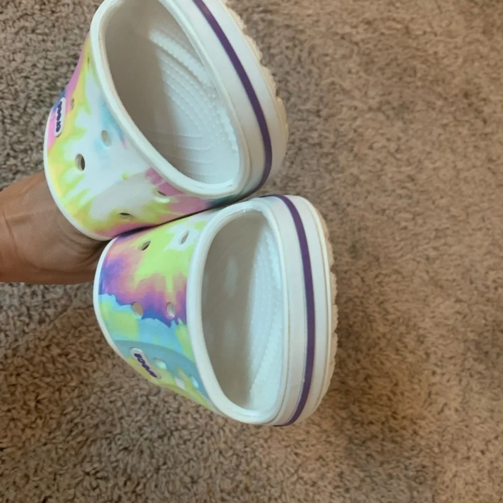 New CROCS Rainbow Tie-Dye Slide Sandals White Pink Purple Yellow Size 9